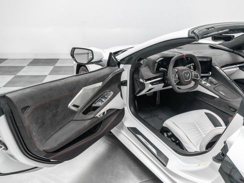 Used 2023 Chevrolet Corvette Stingray Premium Conv w/ Z51 Performance Package image 24