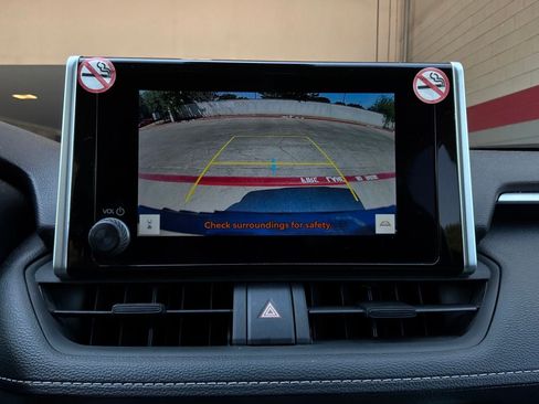 Used 2025 Toyota RAV4 XLE FWD image 32