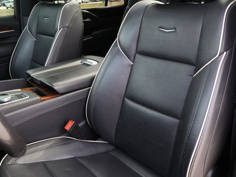 Used 2021 Cadillac Escalade Premium Luxury w/ LPO, Illumination Package image 12