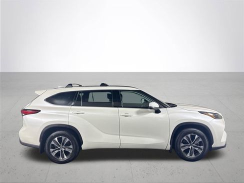 Used 2021 Toyota Highlander XLE AWD/4WD image 5