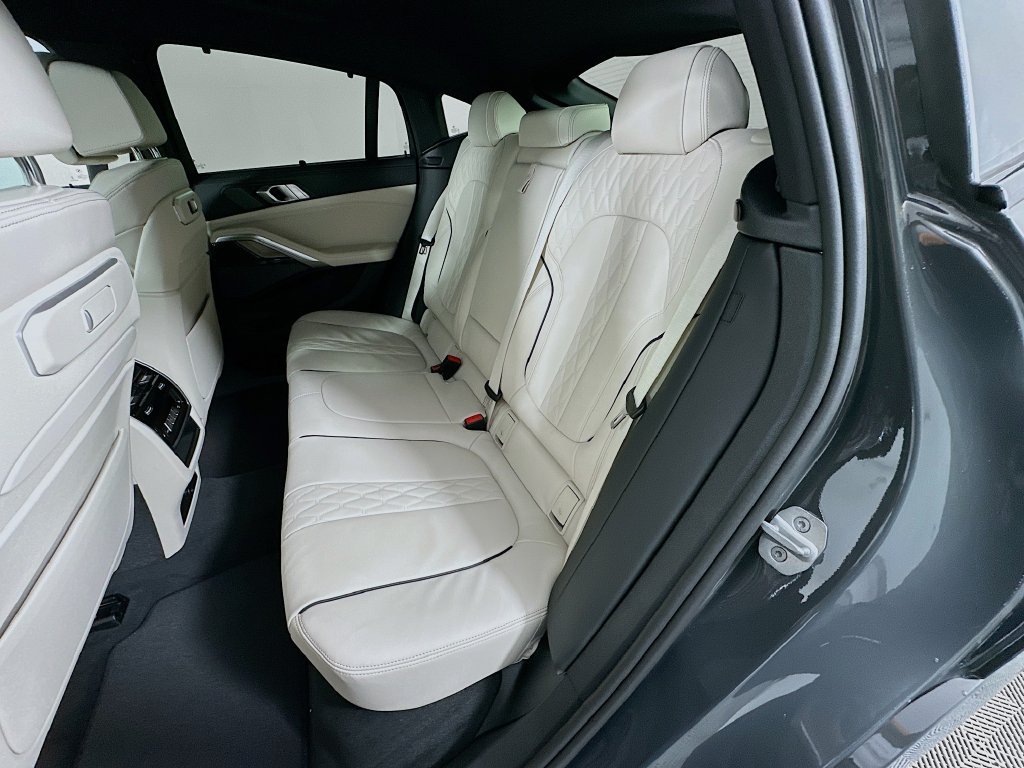 Used 2027 BMW X6 M60i AWD/4WD image 17