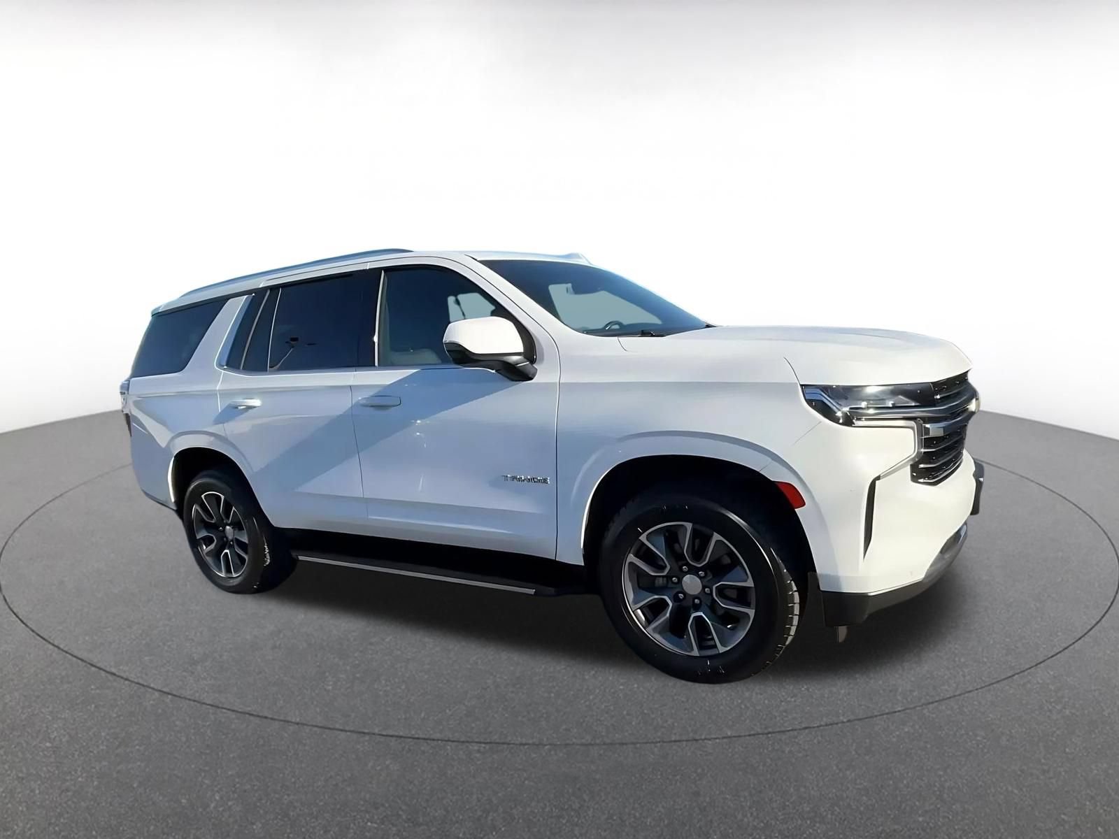 Used 2024 Chevrolet Tahoe LT w/ Luxury Package RWD image 2