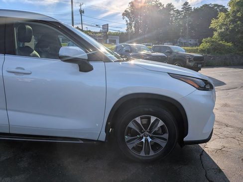 Used 2024 Toyota Highlander XLE AWD/4WD image 10