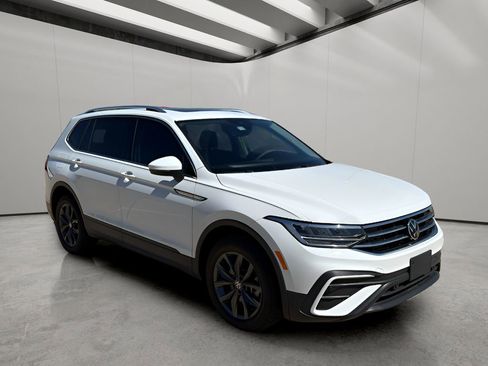 Used 2022 Volkswagen Tiguan SE w/ Panoramic Sunroof Package image 7
