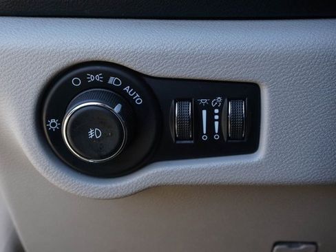 Used 2024 Chrysler Pacifica Touring-L image 25