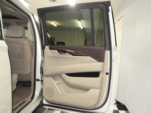 Used 2015 Cadillac Escalade ESV Luxury AWD/4WD image 30