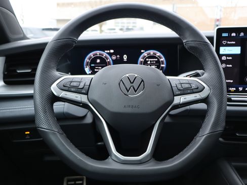 Certified 2025 Volkswagen Tiguan SE R-Line image 16