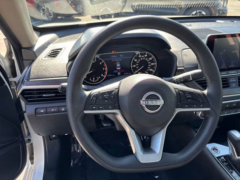 Used 2025 Nissan Altima 2.5 SV FWD image 28