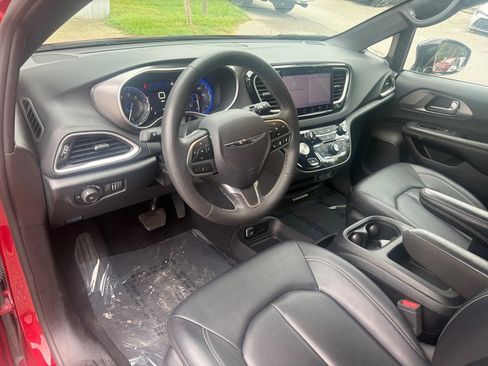 Used 2025 Chrysler Pacifica Select FWD image 12