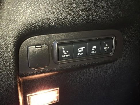 Used 2018 Ford Explorer Platinum image 12