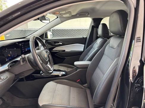 Used 2025 Chevrolet Trax LT w/ LT Convenience Package FWD image 27