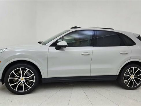 Used 2022 Porsche Cayenne image 3