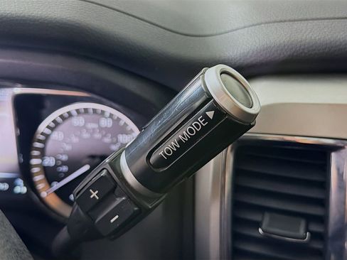 Used 2017 Nissan Titan SV image 19