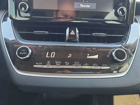 Used 2020 Toyota Corolla LE FWD image 29