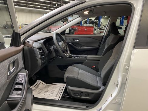 Used 2023 Nissan Rogue SV image 23