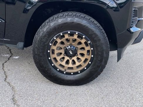 Used 2023 Chevrolet Colorado LT AWD/4WD image 30