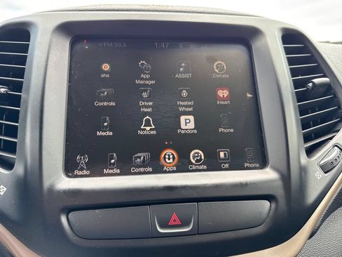 Used 2015 Jeep Cherokee Latitude w/ Cold Weather Group AWD/4WD image 23