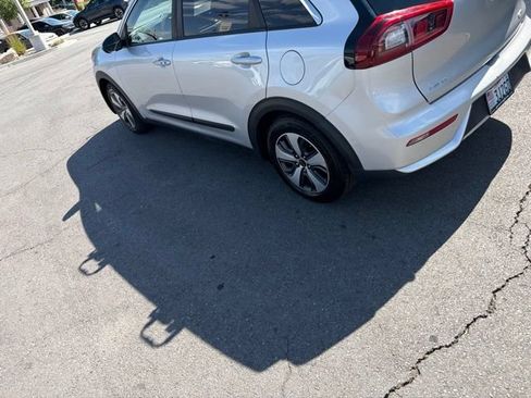 Used 2017 Kia Niro LX FWD image 8