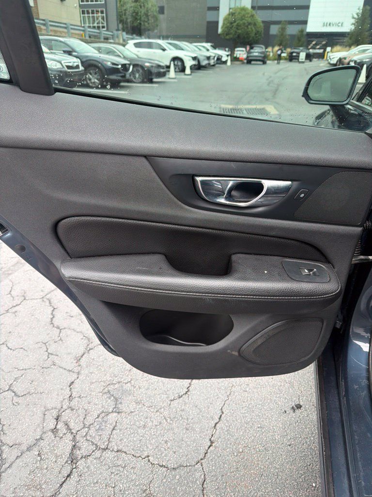 Used 2019 Volvo V60 T6 Momentum AWD/4WD image 7
