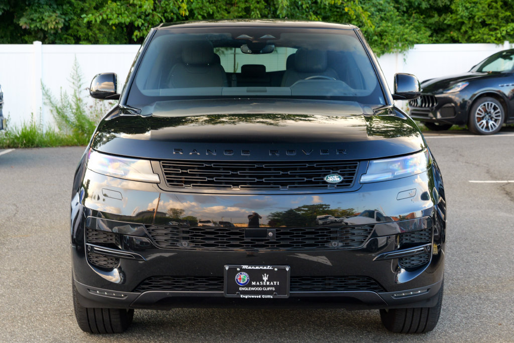 Used 2025 Land Rover Range Rover Sport SE AWD/4WD image 2