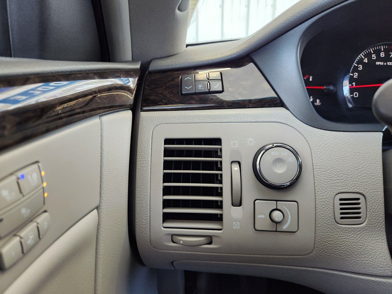 Used 2008 Cadillac DTS w/ Sun And Sound Package FWD image 22