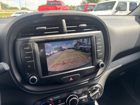 Used 2025 Kia Soul LX w/ LX Technology Package FWD image 22