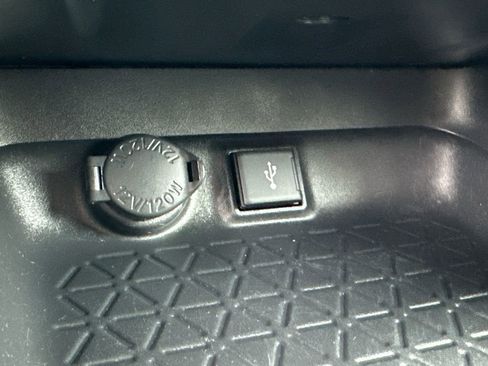 Used 2020 Toyota RAV4 LE AWD/4WD image 26