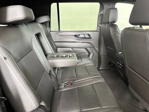 Used 2025 Chevrolet Suburban Z71 AWD/4WD image 17