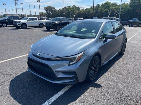 Used 2023 Toyota Corolla SE FWD image 3