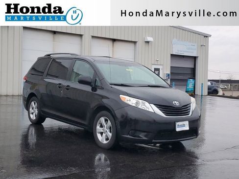 Used 2011 Toyota Sienna LE image 1