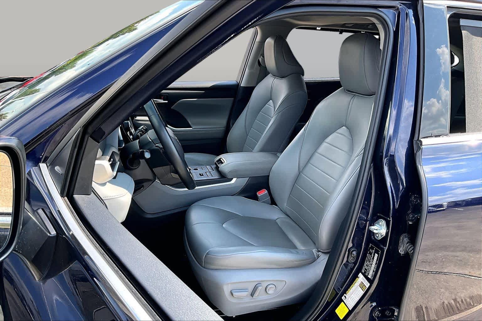 Used 2021 Toyota Highlander XLE AWD/4WD image 7