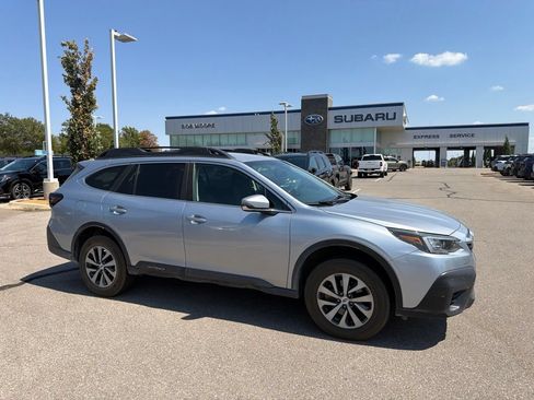 Used 2022 Subaru Outback Premium AWD/4WD image 1
