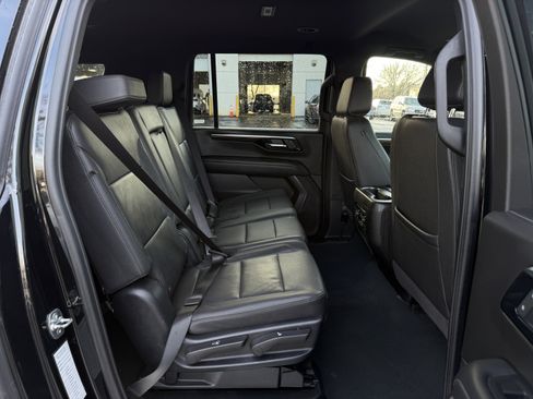 Used 2025 Chevrolet Suburban Z71 image 36