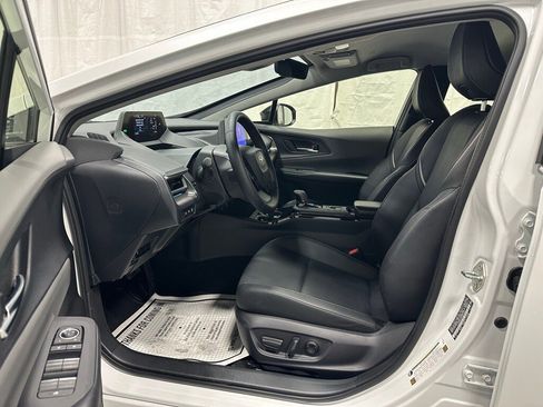 Used 2025 Toyota Prius XLE image 10