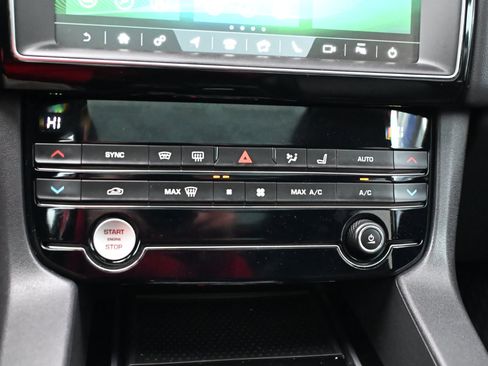 Used 2020 Jaguar F-PACE Premium image 23