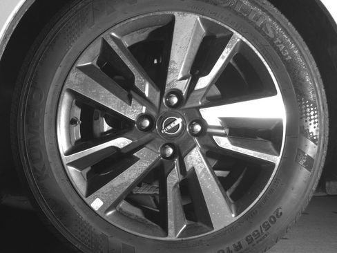 Used 2025 Nissan Versa SV image 12