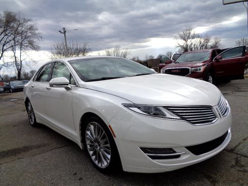 Used 2013 Lincoln MKZ image 3