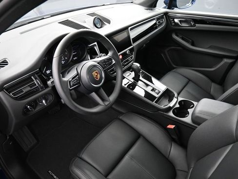 Certified 2025 Porsche Macan image 4