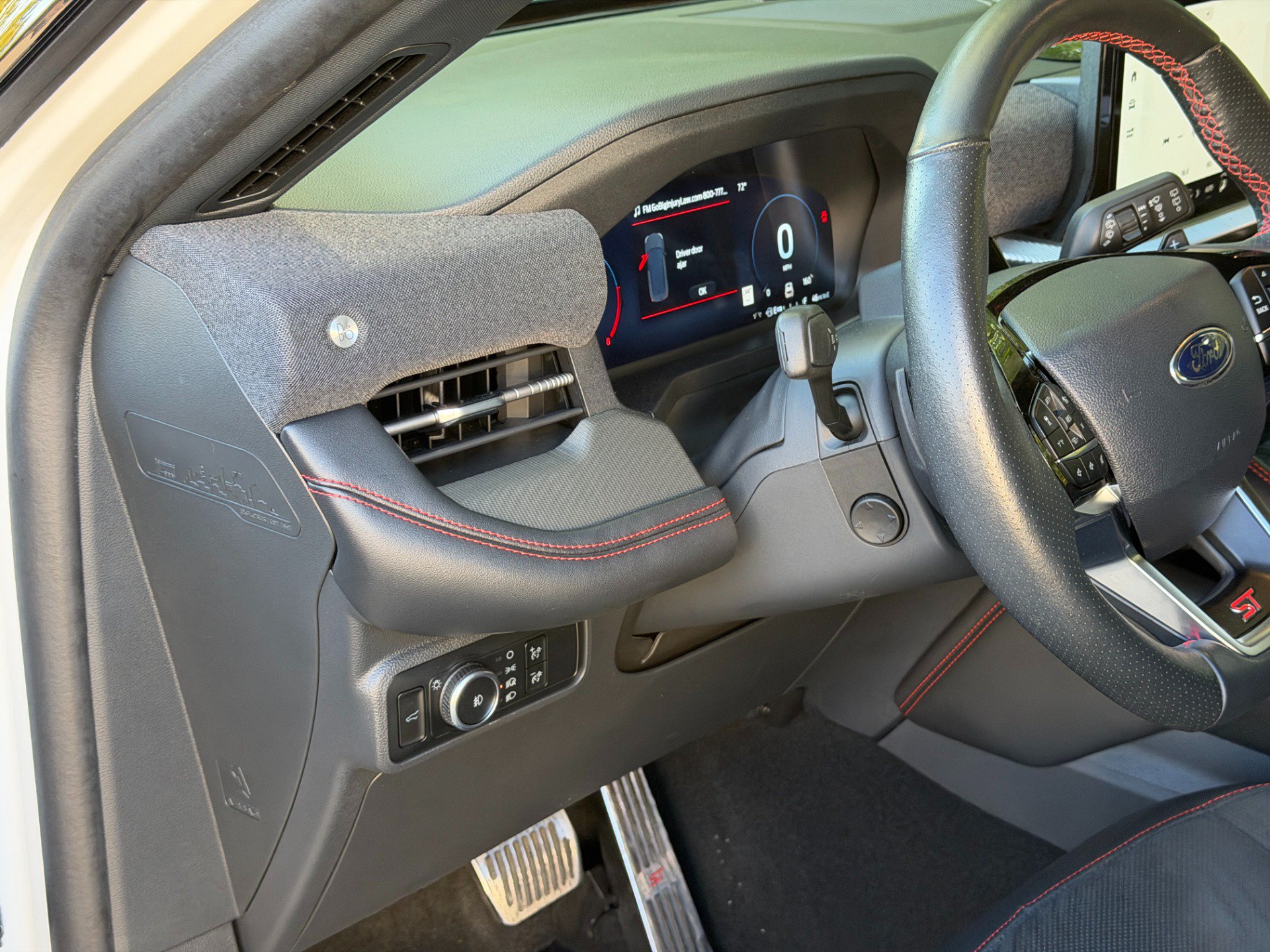 Used 2025 Ford Explorer ST AWD/4WD image 34