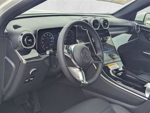 Used 2025 Mercedes-Benz GLC 300 image 3
