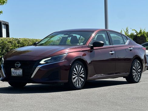 Certified 2024 Nissan Altima 2.5 SV FWD image 8