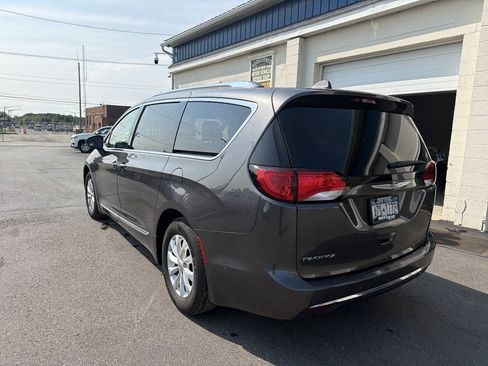 Used 2018 Chrysler Pacifica Touring-L FWD image 6