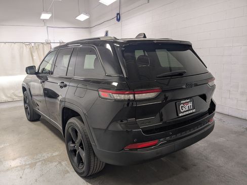 Used 2023 Jeep Grand Cherokee Altitude AWD/4WD image 9