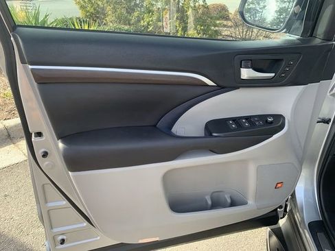 Used 2016 Toyota Highlander Limited image 17