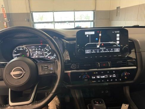Used 2023 Nissan Pathfinder SL AWD/4WD image 29