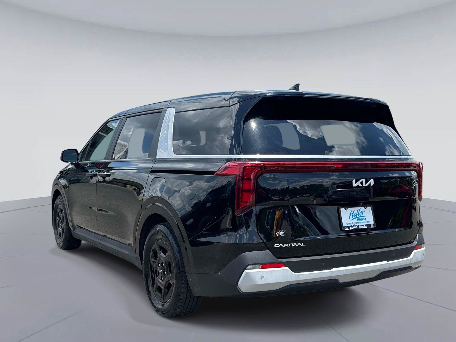 Used 2025 Kia Carnival FWD image 6