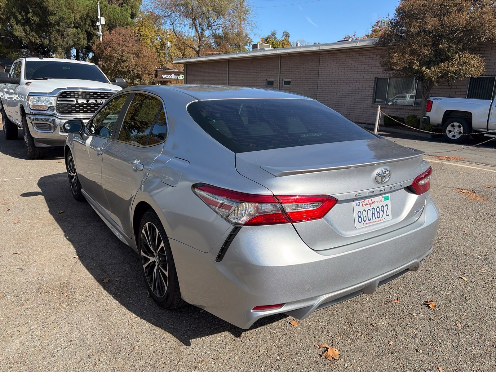Used 2018 Toyota Camry SE FWD image 2