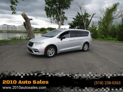 Used 2024 Chrysler Pacifica Touring-L FWD image 2