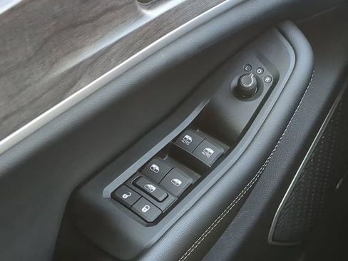 Used 2023 Jeep Grand Cherokee 4WD 4xe w/ Luxury Tech Group II image 31