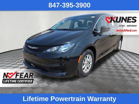 Used 2023 Chrysler Voyager LX FWD image 3